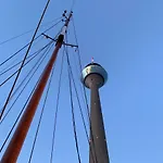 Schiff Voorwaarts Im Hafen Von Duesseldorf