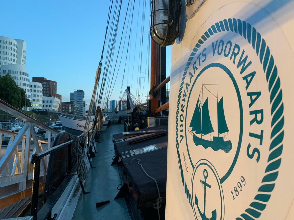 Botel Schiff Voorwaarts Im Hafen Von Düsseldorf