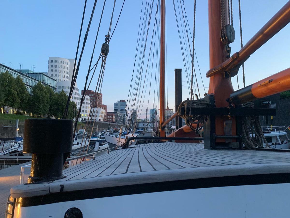 Schiff Voorwaarts Im Hafen Von *