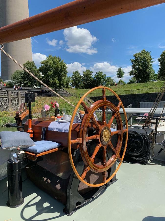 Schiff Voorwaarts Im Hafen Von Düsseldorf