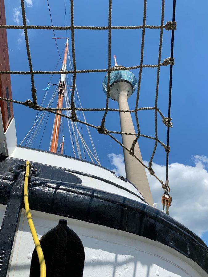 Schiff Voorwaarts Im Hafen Von Botel Düsseldorf