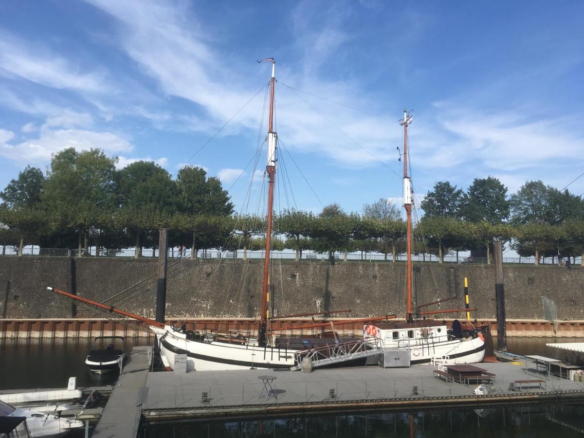 Schiff Voorwaarts Im Hafen Von Botel Düsseldorf