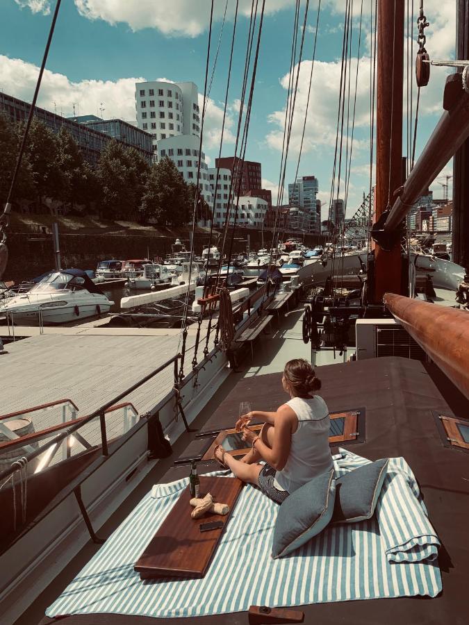 Schiff Voorwaarts Im Hafen Von Botel Düsseldorf